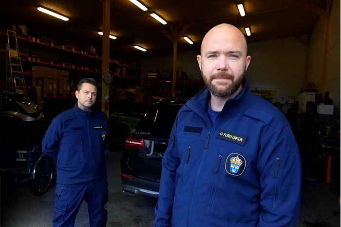 Stefan Bergström och Alexander Madrell framför en bil i ett garage. Foto.
