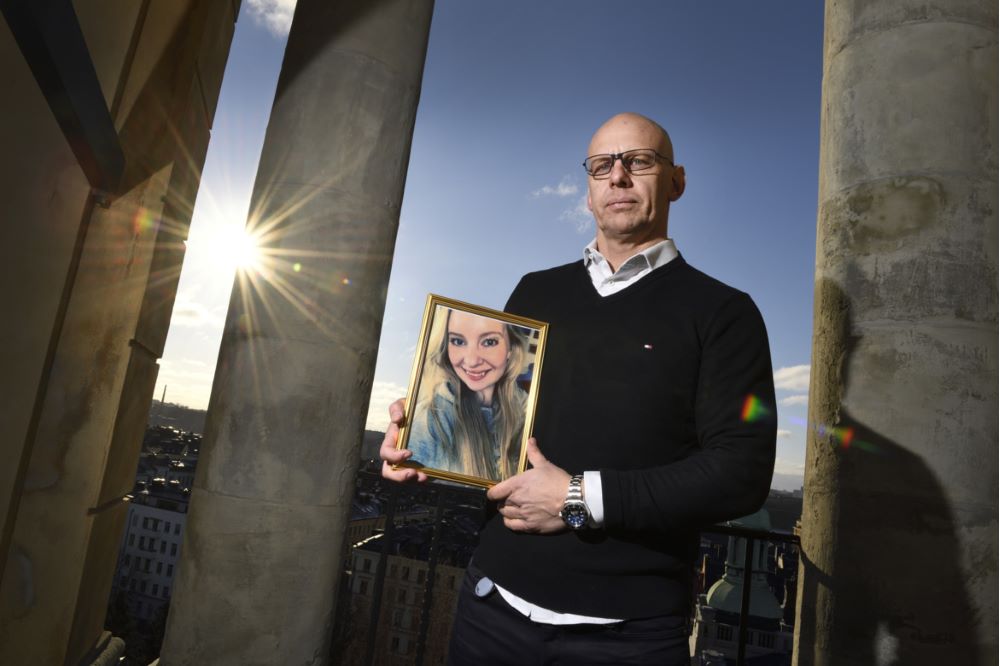 Polisen Patrik Zanders står på en balkong och blickar mot kameran. I händerna håller han ett porträtt på Ida. Bakom honom ser man ut över Stockholms innerstad.