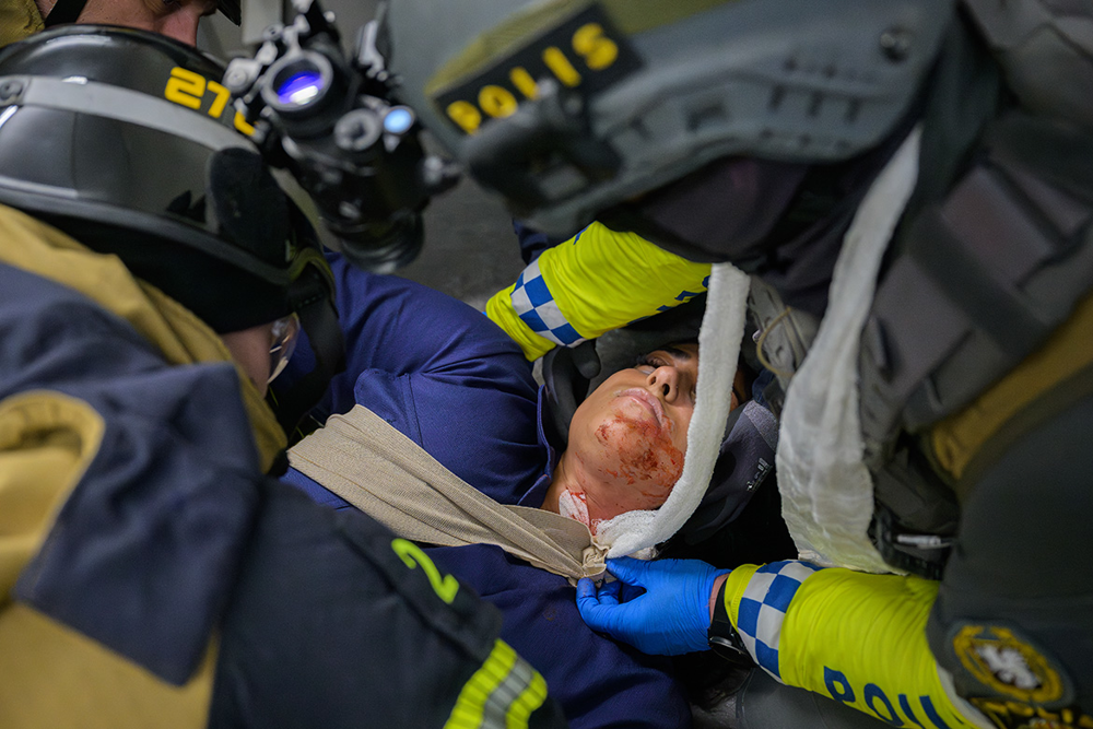 Kritiskt skadad figurant får snabbt vård. Foto.