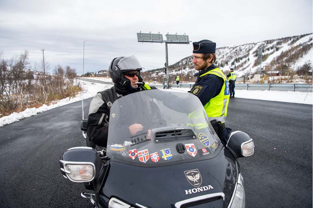 Polisen Emanuel Flodin gör ett utandningstest på en mc-förare. Foto.