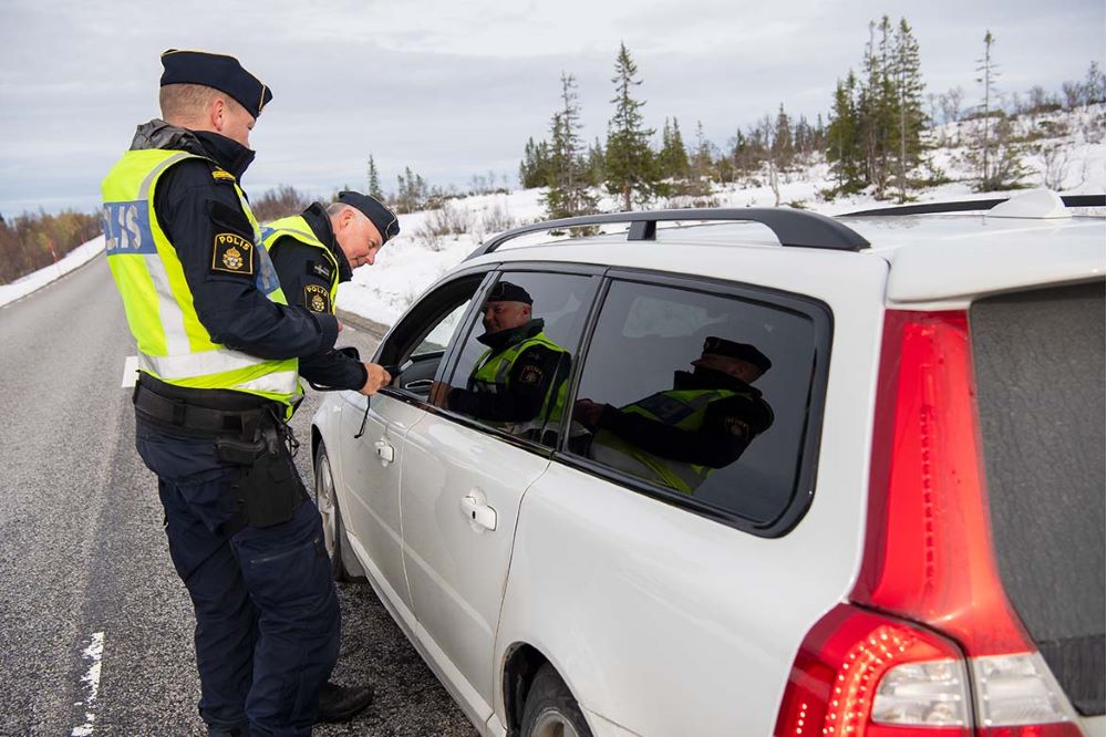 Polisen Lars Olsson pratar med en stoppad bilförare i gränskontrollen. Foto.