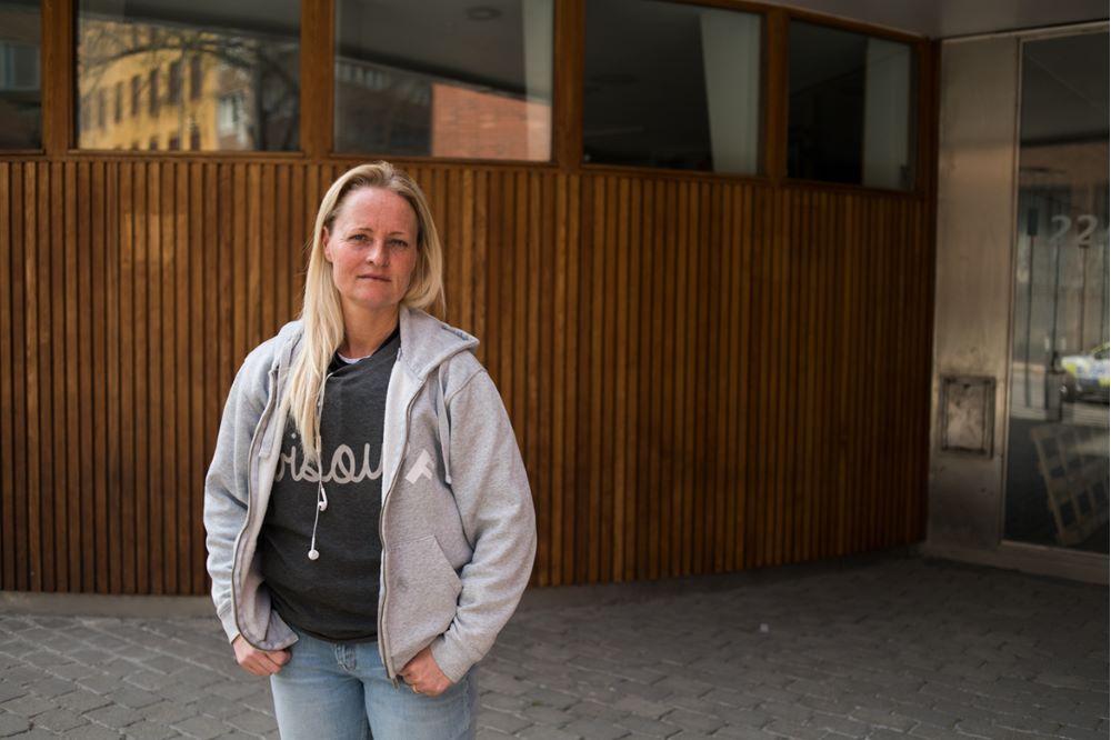 Annika Ljung framför polisstationen på Södermalm i Stockholm.