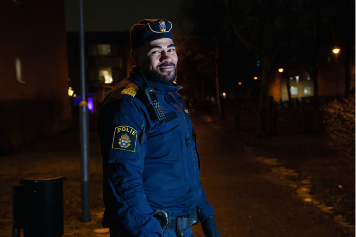 Patrick Tornéus i polisuniform utomhus. Foto.