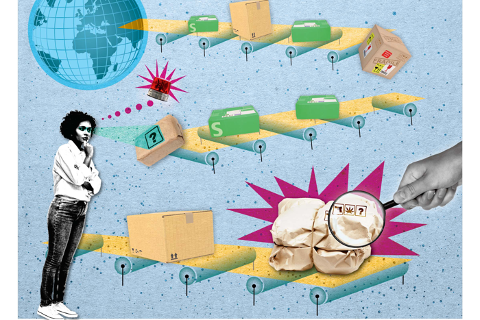 En kvinna står och tittar på postpaket som åker förbi på rullbandet. En hand ses hålla i ett förstoringsglas riktat mot ett paket. Illustration.