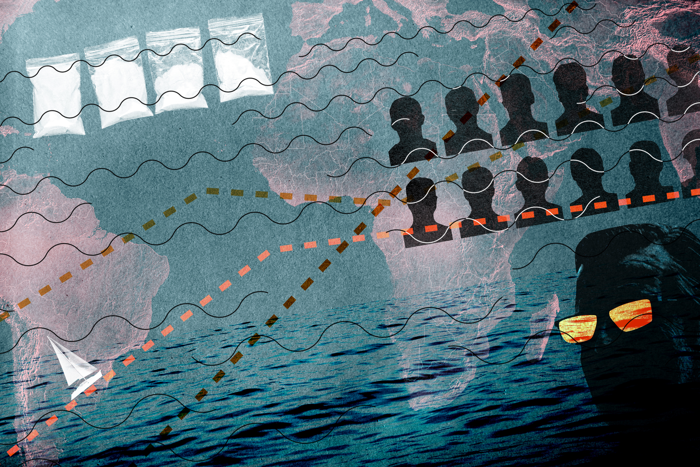 Fyra knarkpåsar, tolv svarta siluetter av människohuvuden, en världskarta och en segelbåt ses mot en bakgrund av himmel och hav. Illustration.
