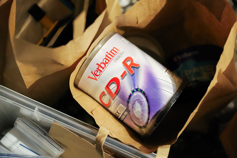 En papperskasse med cd-skivor. Foto.