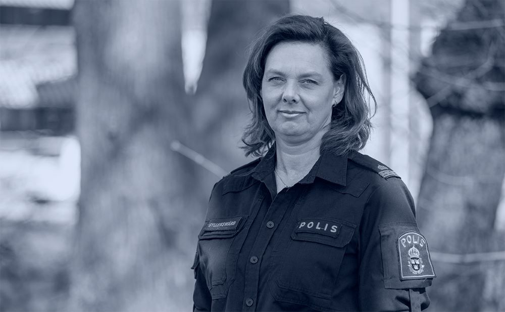 Erika Gyllenswärd i polisuniform. Foto.