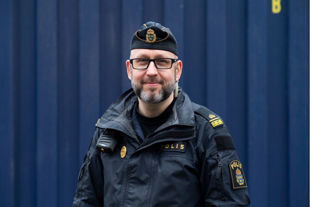 Björn Wessman, yttre befäl, står i polisuniform utomhus. Foto.