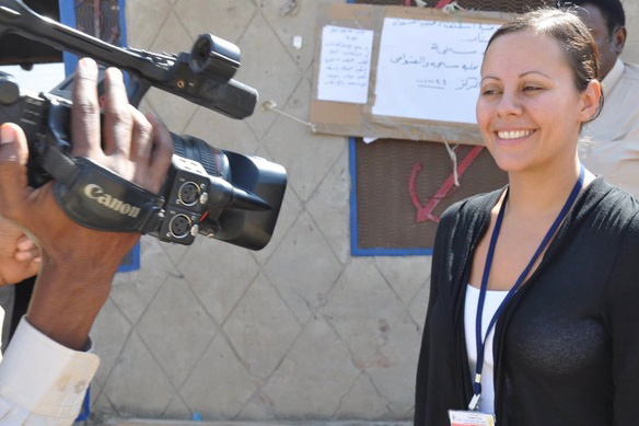 Sofia Zitouni blir intervjuad framför tv-kameran. Foto.