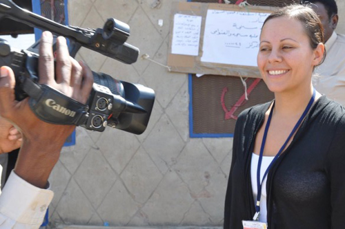 Sofia Zitouni blir intervjuad framför tv-kameran. Foto.