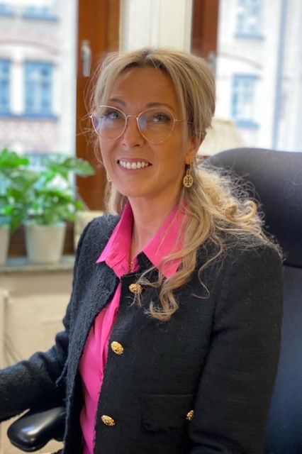 Susanne Pilenbåge sitter i sin kontorsstol. Foto.