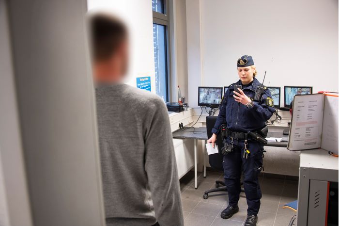 Uniformerad polis fotograferar misstänkt snattare