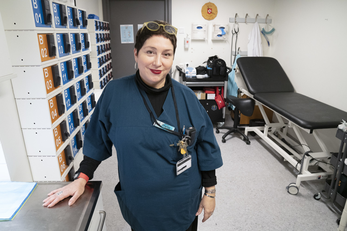 Sjuksköterskan Virginia Viveros inne på  ett mottagningsrum på arresten. Foto.