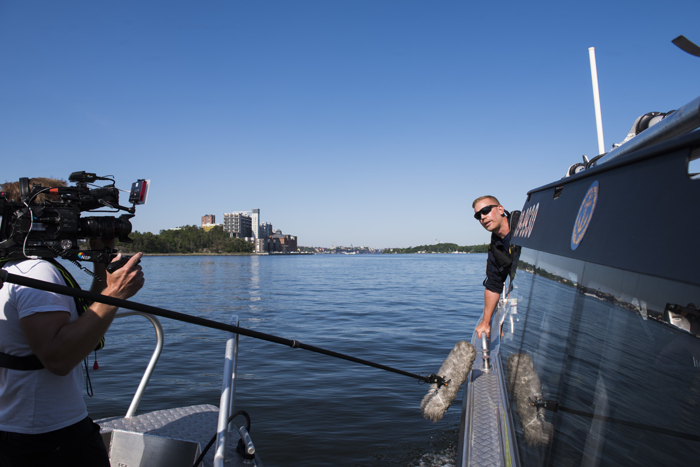 Sjöpolisen Niklas Sjönell framför filmkameran. Foto.
