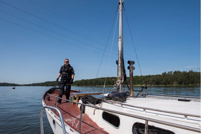 Sjöpolisen Niklas Sjönell på ett båtdäck.