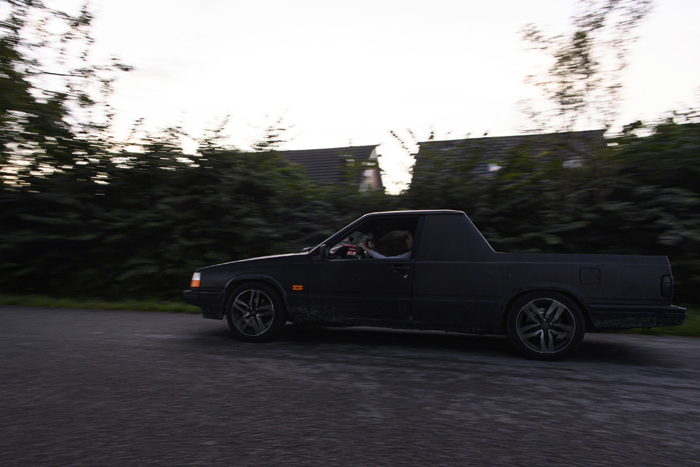 Marina Springer kör sin a-traktor på vägen i ett bostadsområde. Foto.