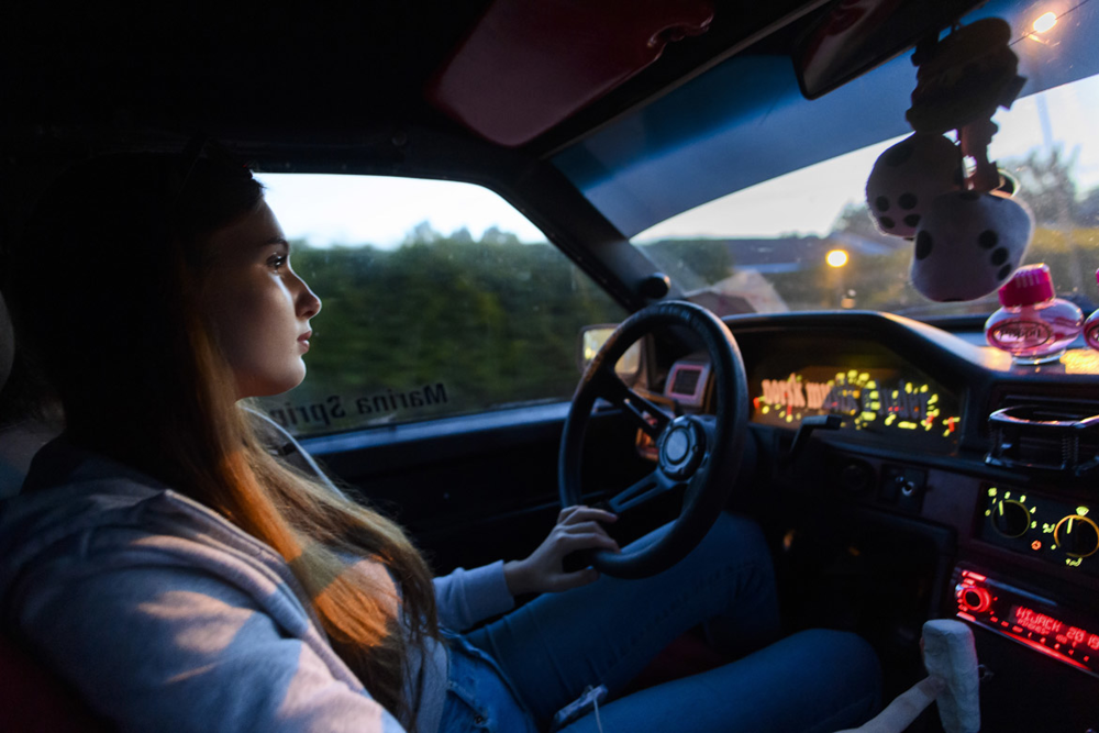 Marina Springer sitter bakom ratten i sin a-traktor. Foto.