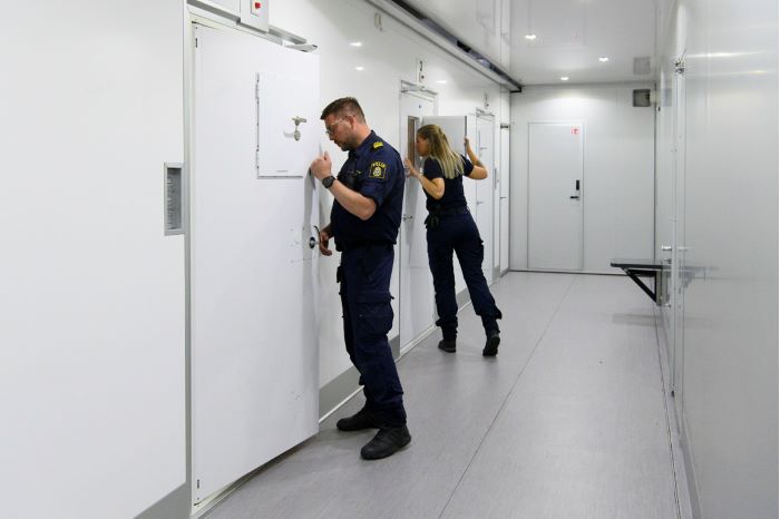 Cecilia Carlsson och Peter Storm kollar läget i de olika arrestcellerna. Foto.
