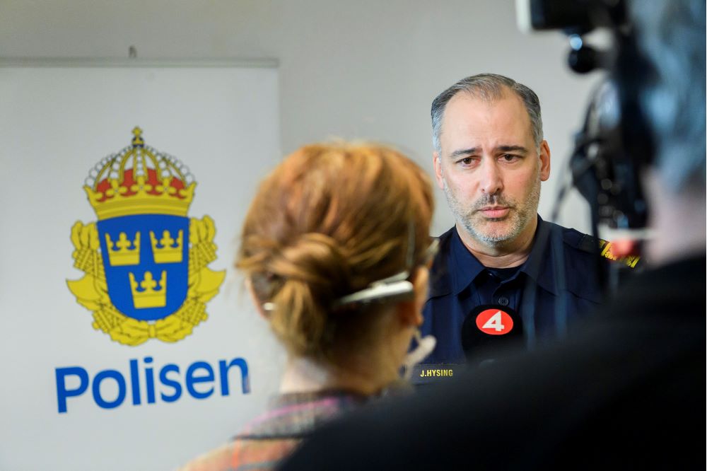 Jonas Hysing, nationell kommenderingschef, blir intervjuad av en TV4-reporter. Foto.